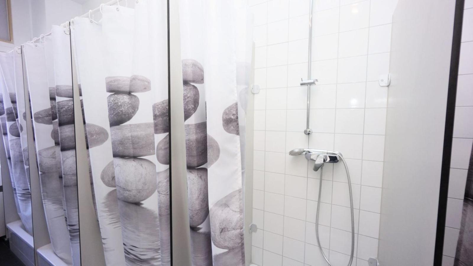 Tweepersoonskamer met 2 Aparte Bedden en Gedeelde Badkamer