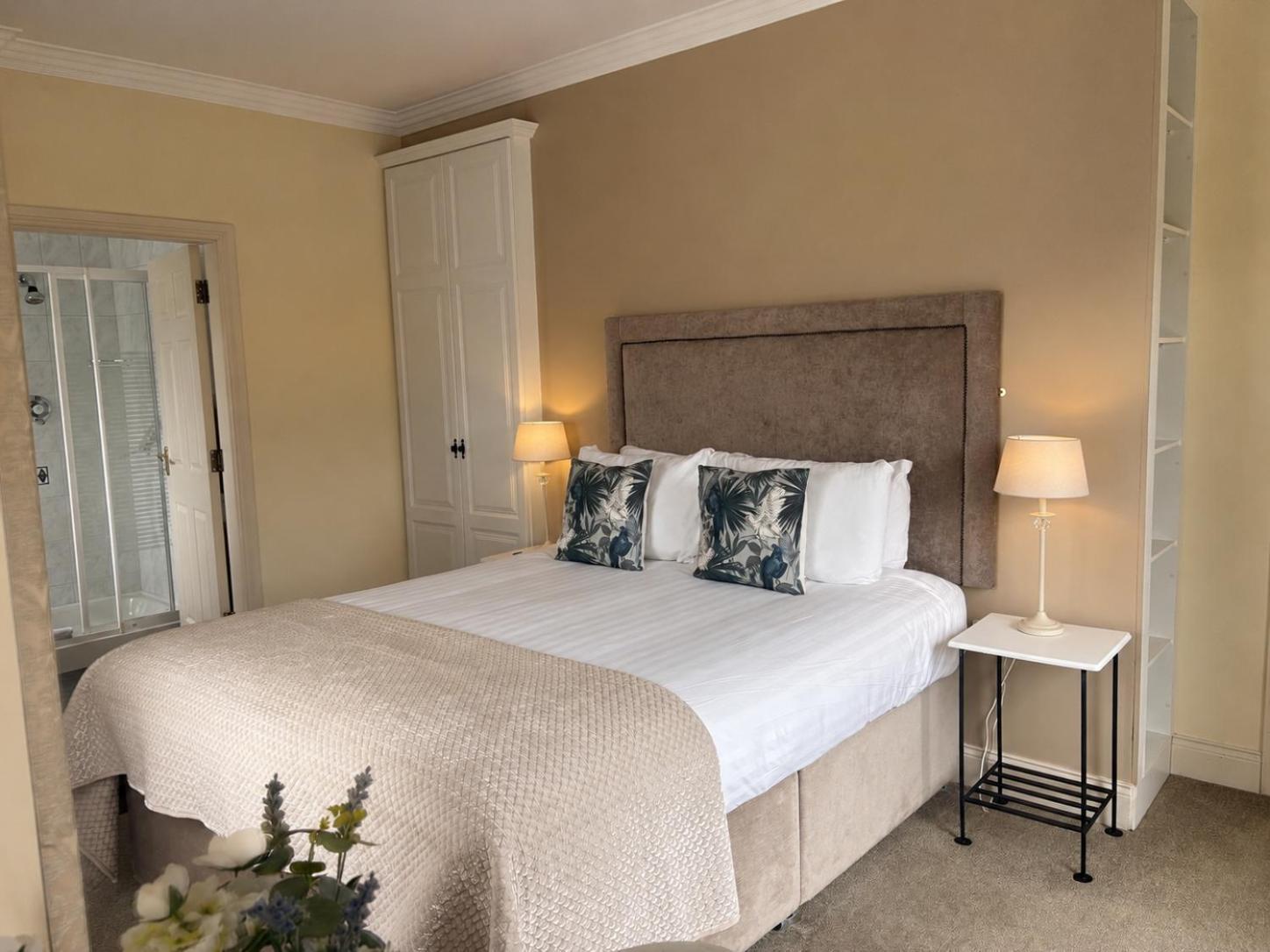 Deluxe Double Room Shower