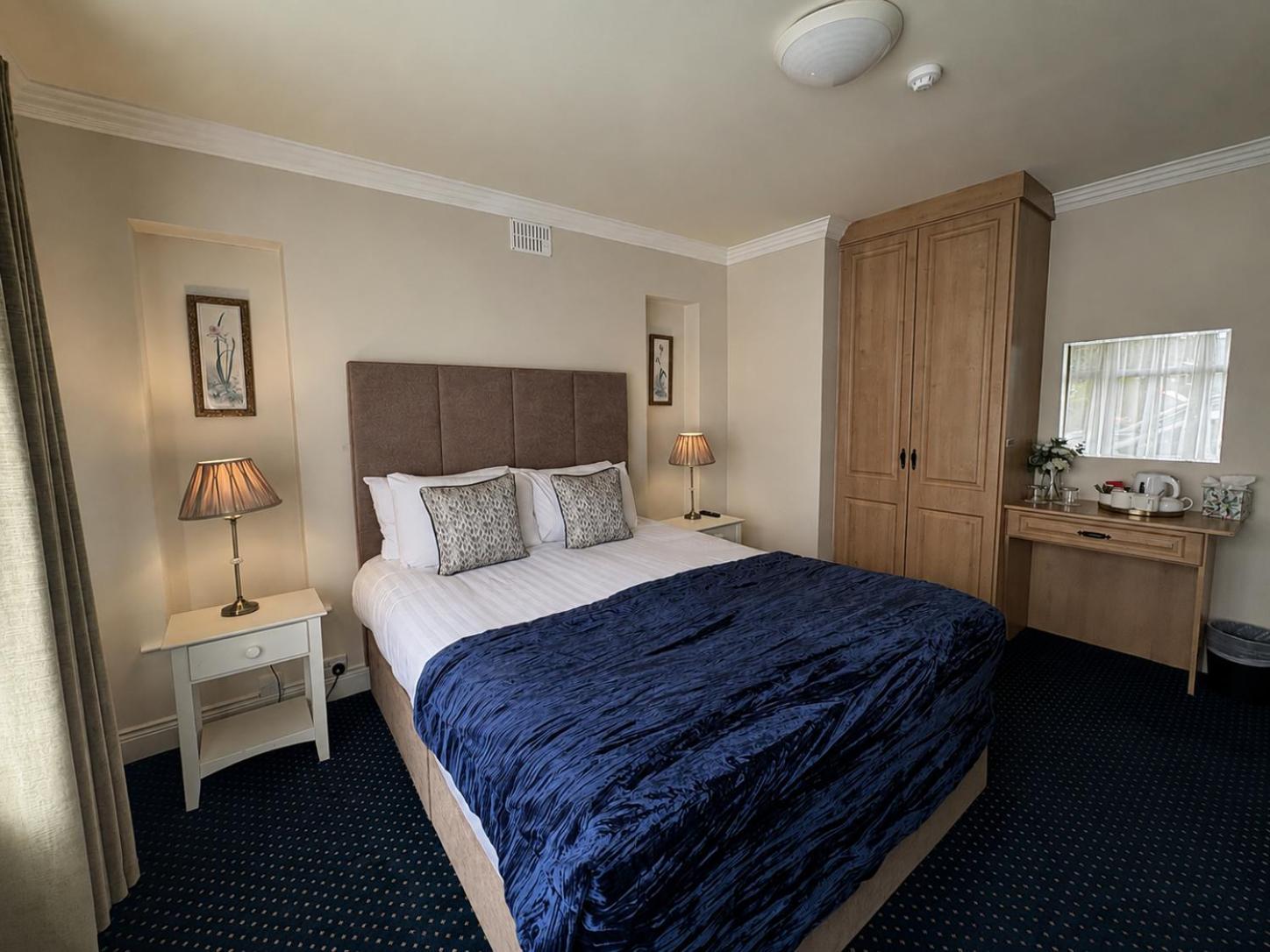 Deluxe Double Room Shower