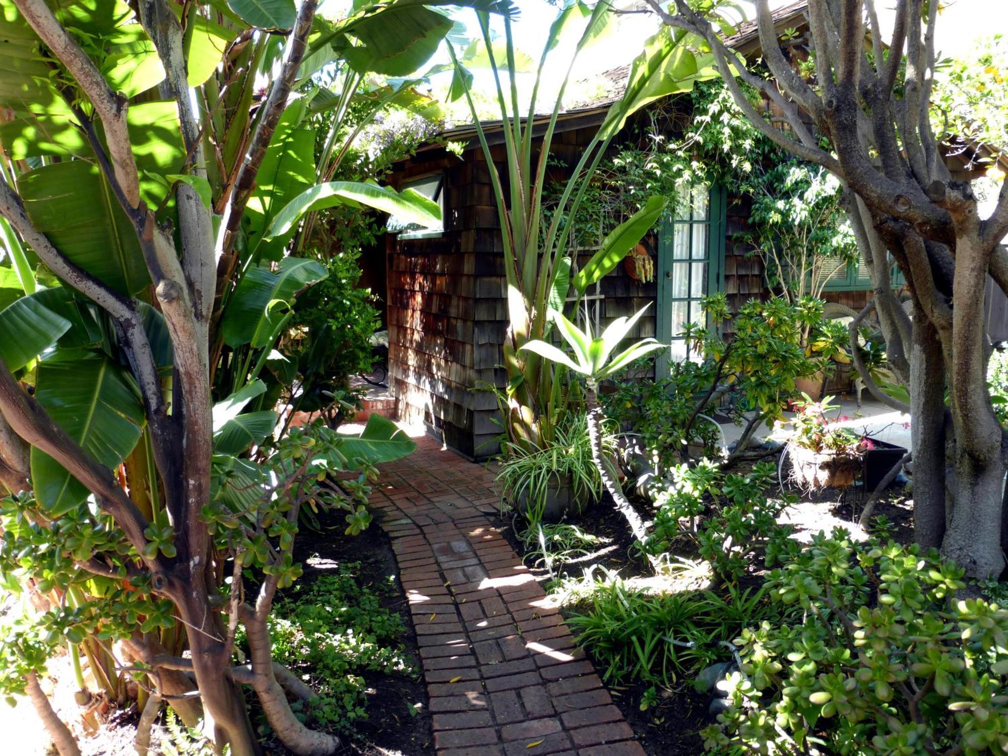 Country Inspired One Bedroom Cottage,831311690:JPEG