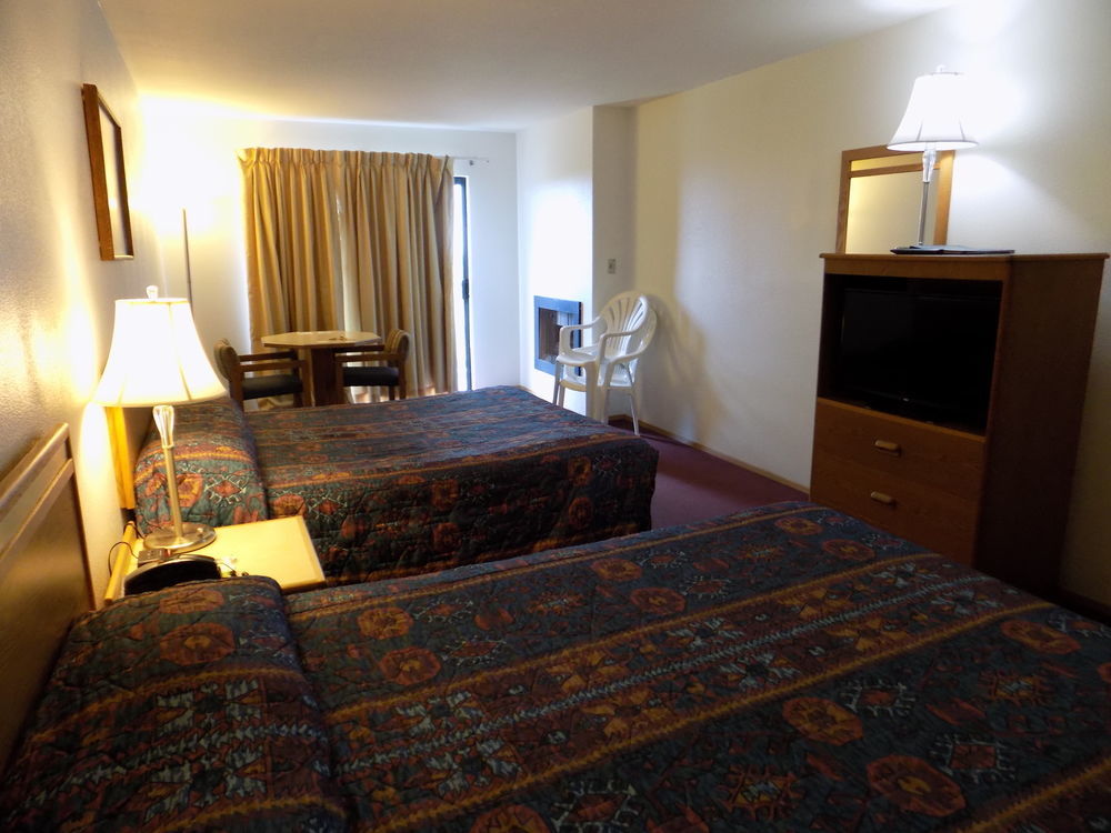 Queen Room with Two Queen Beds - Pet Friendly