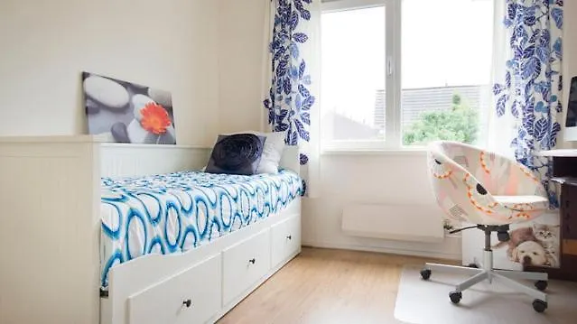 Lovely Home, 3 Bedrooms, Wifi, Private Parking-1