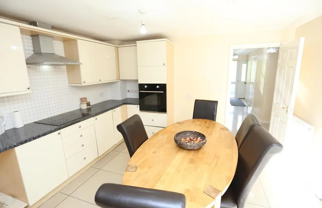 Lovely 4 Bed House London-1
