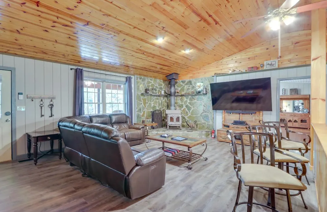 Large Cabin With Hot Tub, Game Room And Fire Pit!-1