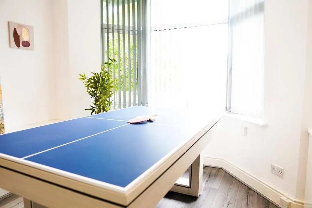 New Incredible 4-Br, Hangout, Relax, Play Table-1