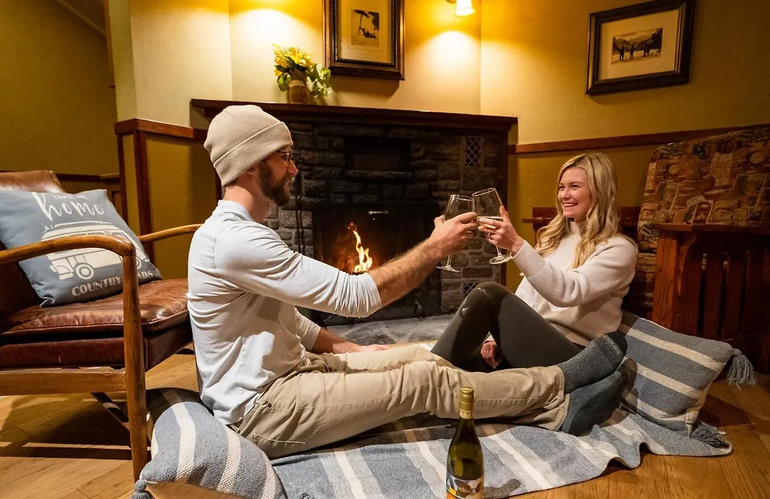 Johnston Canyon Lodge & Bungalows-1