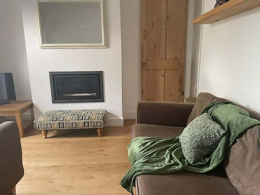 Spacious Modern 3 Bedroom House In Harborne-1