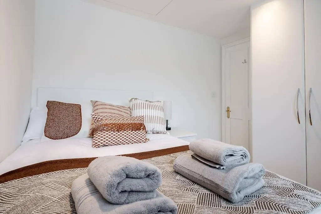 Luxury 3Brs House In The Heart Of Victoria-1