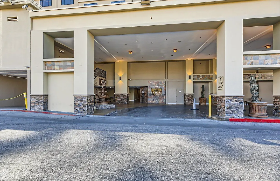 Outstanding Location - 1Br Haven Near The Strip-1