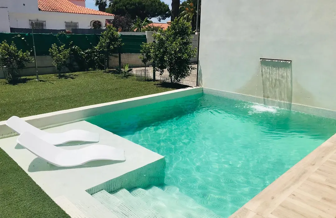 Chalet blanco con piscina privada-1