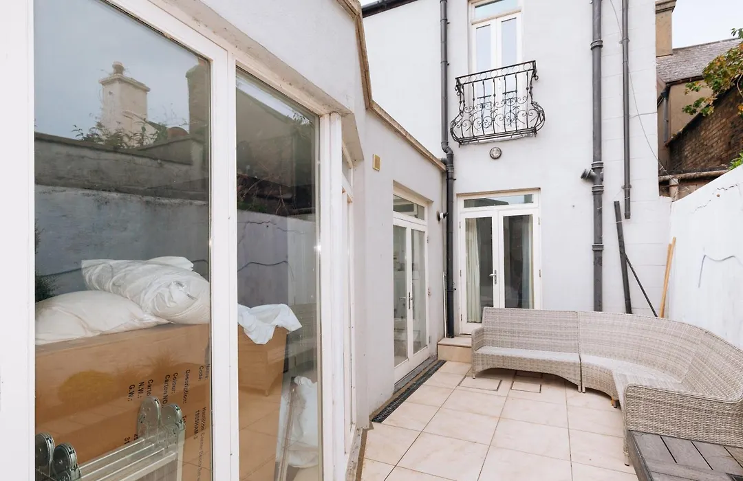 Chic & Characteristic 2Bd House - Irishtown-1