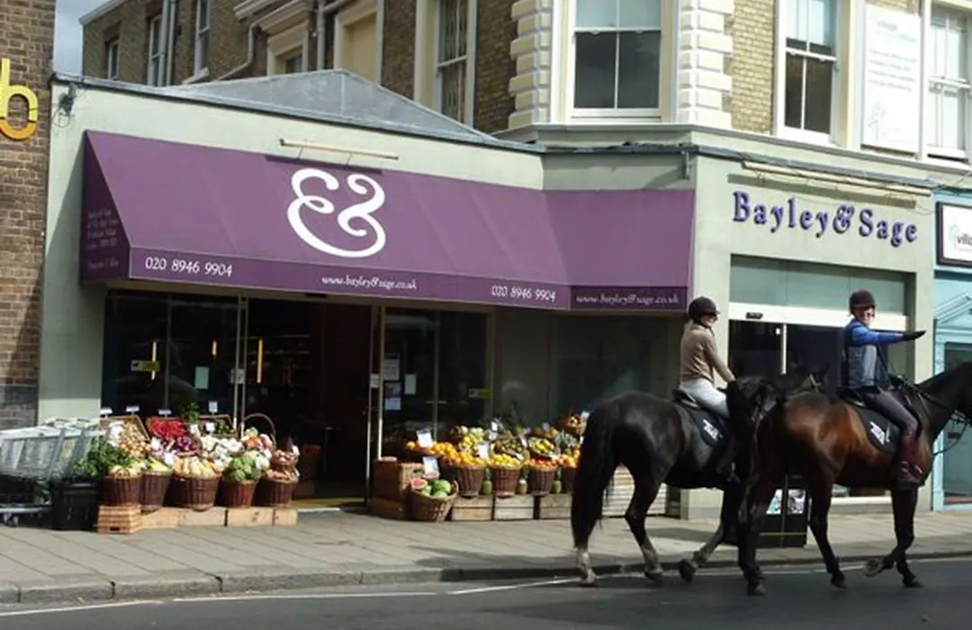 Wimbledon Town Centre Garden Apartment With Private Parking - Sleeps 5-1