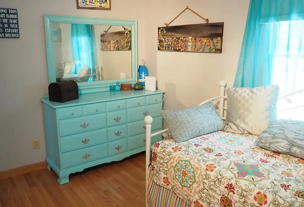 Cozy Cottage-5 Minute Walk To Priscilla Beach-1