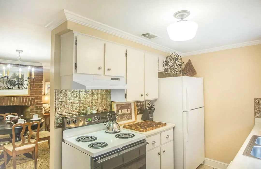 Chatham Square Garden Apartment By Lucky Savannah-1