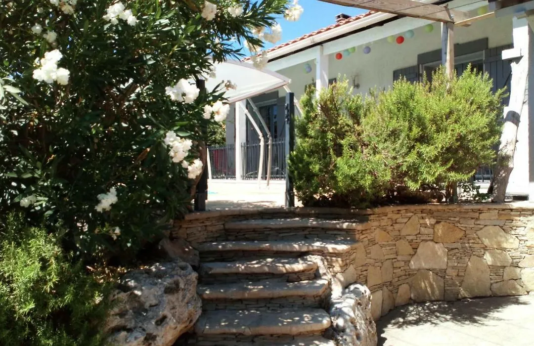 villa provençal avec piscine a vias de 10 personnes-1
