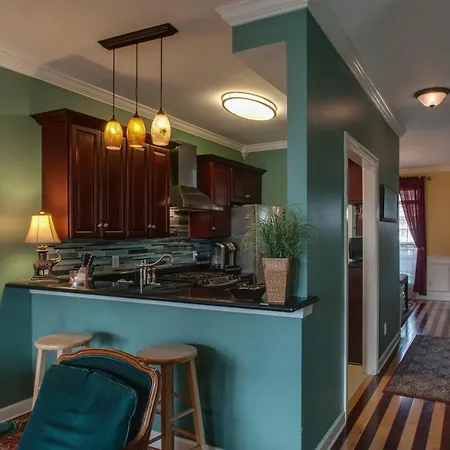 Vacation Home 5 Mins To Down Town 2 Bedrooms 2 Baths Garden Area Hot Tub-3