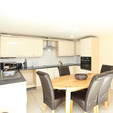 Lovely 4 Bed House London-3
