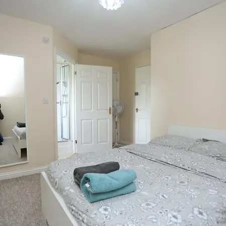 Lovely 4 Bed House London-2