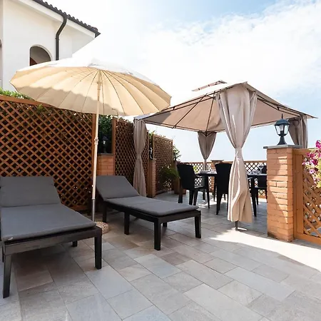 La Roccia Fiorita Appartamento con giardino e Jacuzzi-3