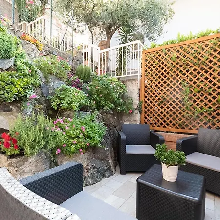 La Roccia Fiorita Appartamento con giardino e Jacuzzi-2