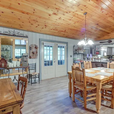 Large Cabin With Hot Tub, Game Room And Fire Pit!-3