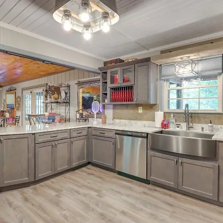 Large Cabin With Hot Tub, Game Room And Fire Pit!-2