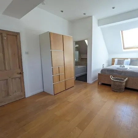 Spacious Modern 3 Bedroom House In Harborne-3