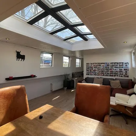 Spacious Homely House Boat-2