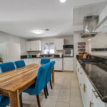 Las Vegas Retreat - 5 Mins From The Strip Home-3