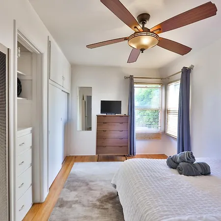 South Park 1 House, 2 Full Apartments W Laundry-2
