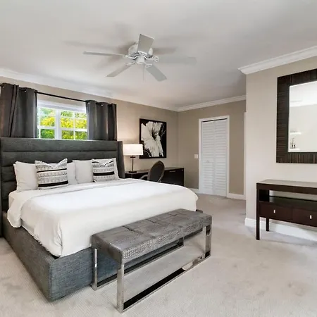 Hidden Miami Gem W Pool Bbq & Minutes To Beach-3