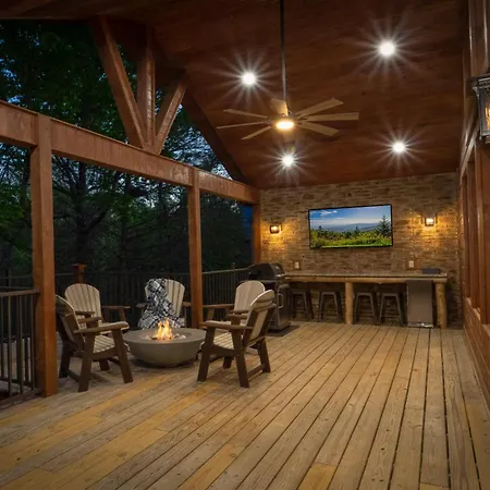 Lumberjack Lodge: Pool Theater Fire Pit-3
