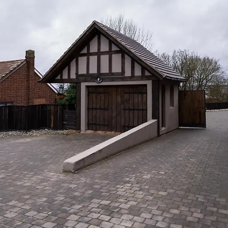 The Ridge London - Luxury Designer Villa With Hot Tub And Sauna, Bexley Borough Of London-3