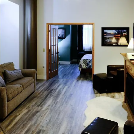 Dog-Friendly Canal Park Condo Hot Tub Pool-2