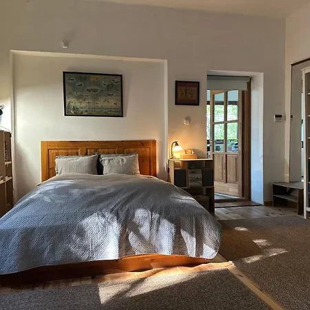 Rustic Cottage & Garden Retreat On Buda Hilltop-3