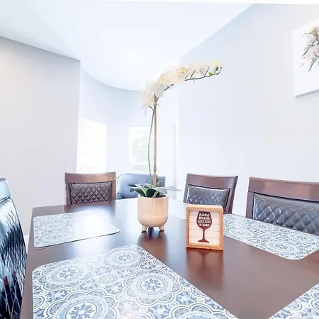 Group Friendly 6Br Near Aquarium & Niagara Falls-3