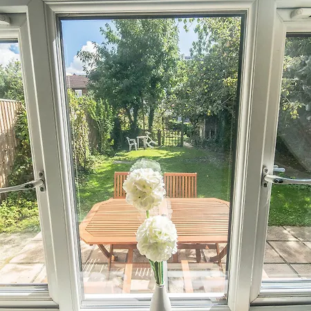 Wimbledon Town Centre Garden Apartment With Private Parking - Sleeps 5-3