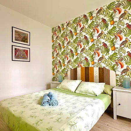 Quiet 3-Bedroom House Near Town Hall & Centre-3