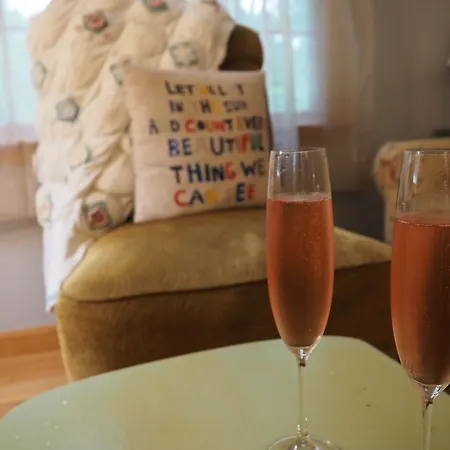 Cozy Cottage-5 Minute Walk To Priscilla Beach-2