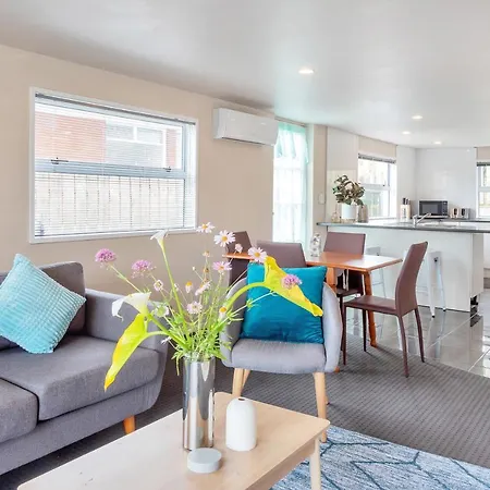Sunny Side Getaway With Parking And Aircon-2