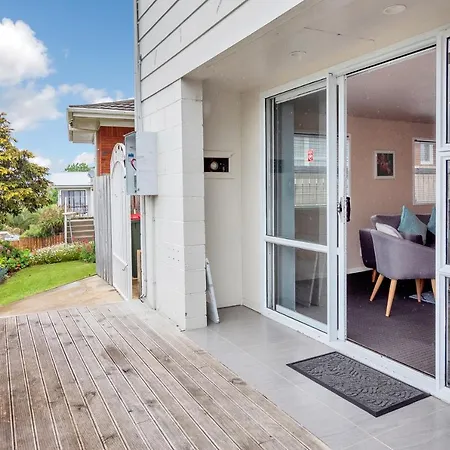 Sunny Side Getaway With Parking And Aircon-3