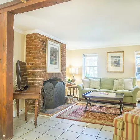 Chatham Square Garden Apartment By Lucky Savannah-2