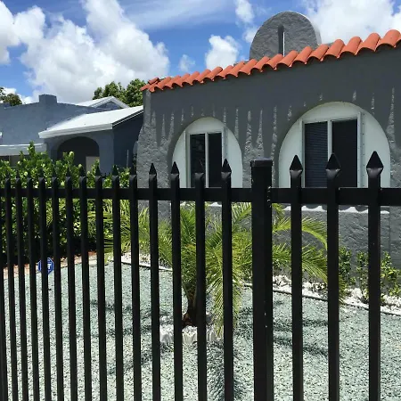 Modern 3/1 House Close To Beaches And Midtown-2
