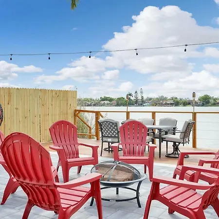 5 Star Pergola & Dine On Sun-Splashed Luxury Deck-3