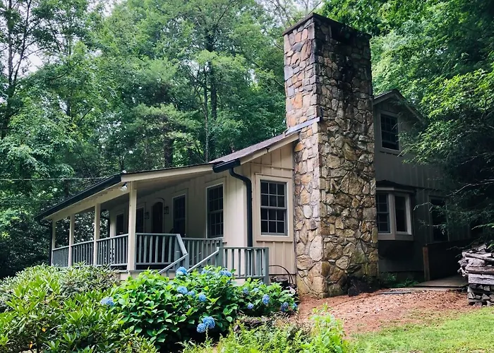 2 Living Areas + Fireplace: Mirror Lake Cottage!