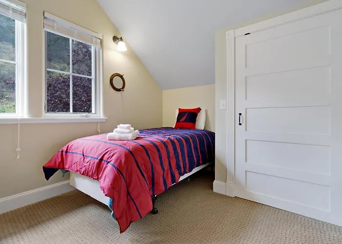 3 Bed 3 Bath Vacation Home In Eastsound