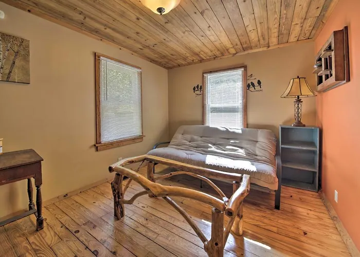 Pet-Friendly Cottage W/ Fire Pit - 3 Mi To Siu!