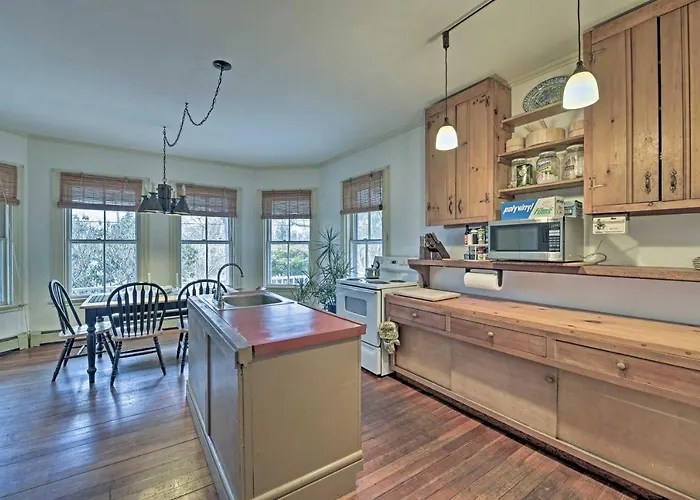 Easy Access To Beaches: Vineyard Haven House