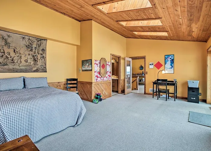7-Acre Working Farm Near Lake Geneva: Pets Welcome