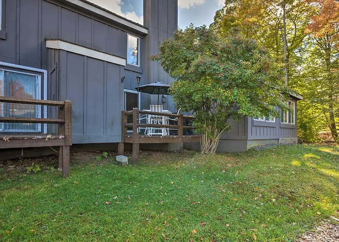 1 Mi To Jack Frost Ski Resort: Water-View Retreat